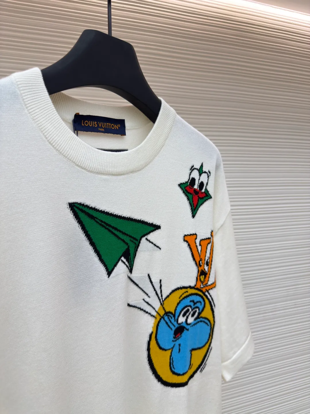 LOUIS VUITTON woolen childlike paper airplane wool short sleeves ●Authentic product: purchased and developed by 7249 ●Item number: 1680219-A55 ●Fabric: wool fabric ●Technology: woolen jacquard ●Version: fitted version ●Weight: about 300 grams ●Size: It feels soft to the touch and does not irritate the skin. It uses the most advanced deodorizing aromatherapy and soft special washing methods to make the garments smooth and odor-free. Four quality inspections are used to produce the perfect product. The overall wiring is straight and delicate, the fabric is comfortable and soft, and the color is consistent without color difference. It can be matched with the same style to create a fashionable look and control various occasions. Customized accessories, complete three standards, same style for men and women!